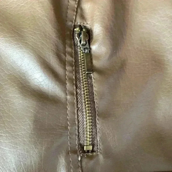 River  Island brown lined vegan leather vest with front zipper and ruffles - Picture 4 of 9